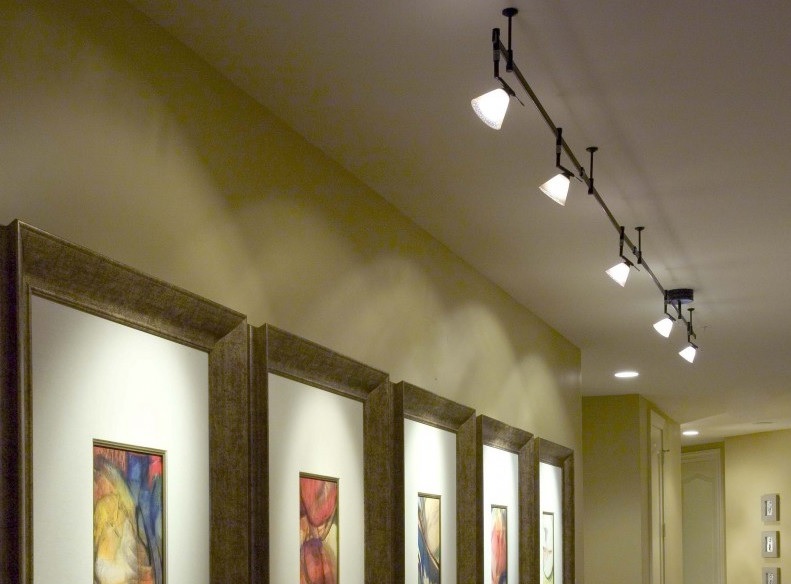 Акцентное освещение картин шинными светильниками в коридоре