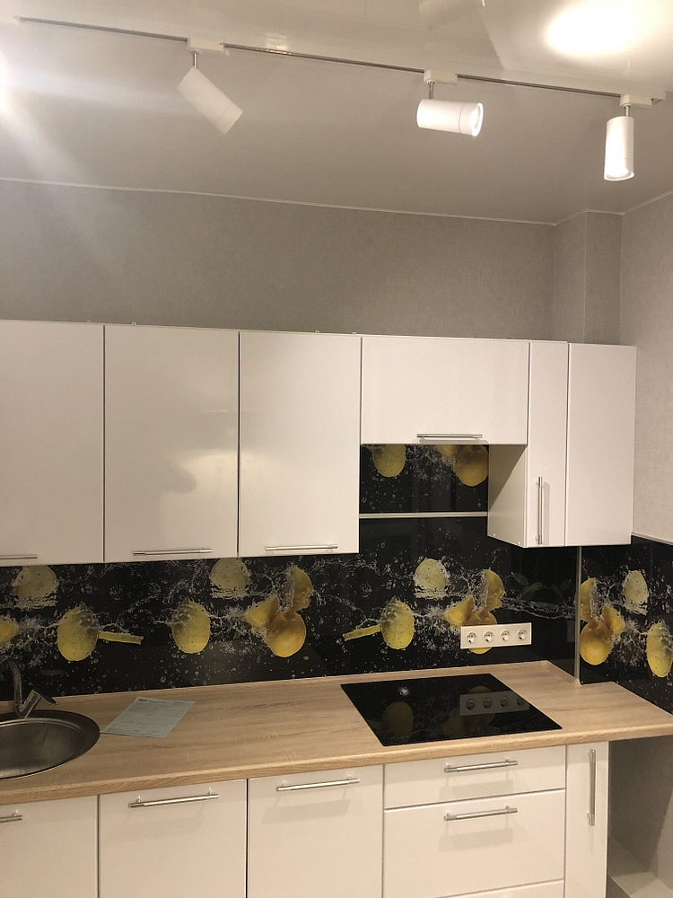 Освещение кухни трековыми светильниками установленными на натяжном потолке